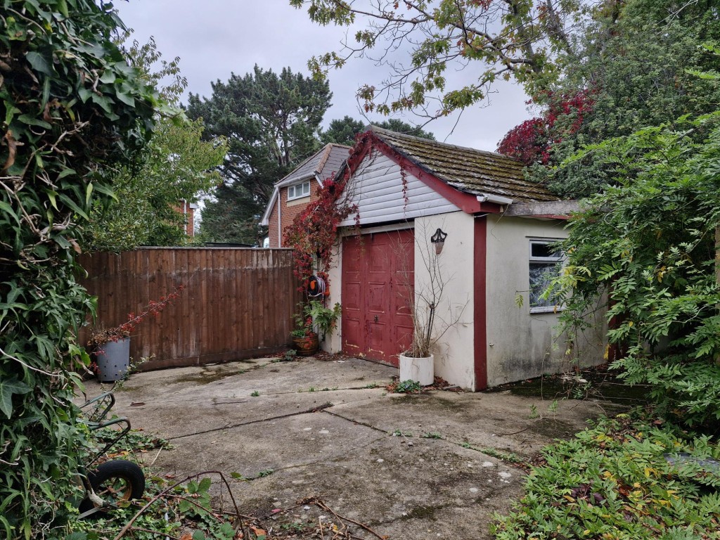 Lot: 43 - FREEHOLD FLAT WITH SUBSTANTIAL GARDEN - Garage to the side